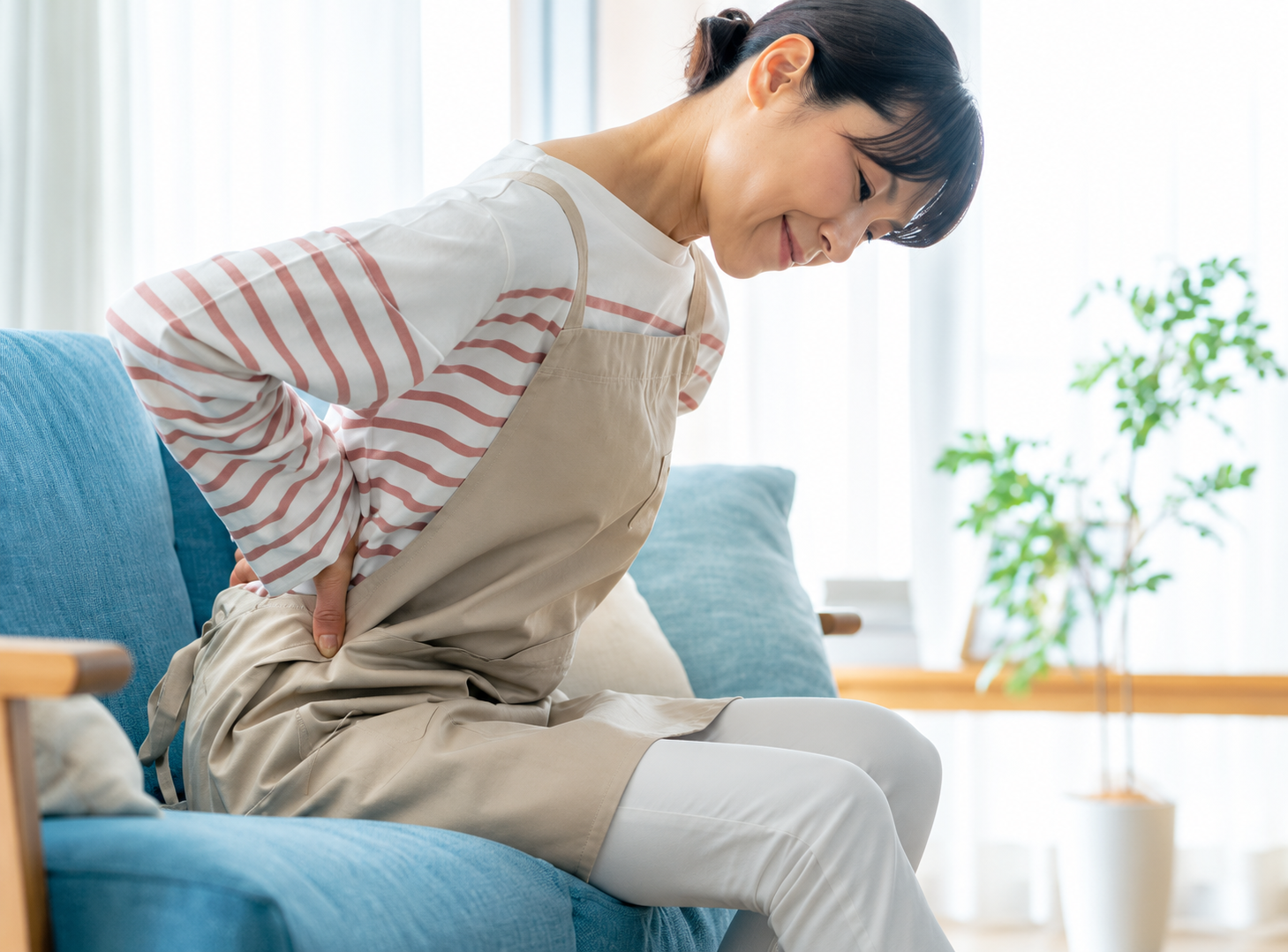 デスクワークの合間に立ち上がり、身体を動かす様子
